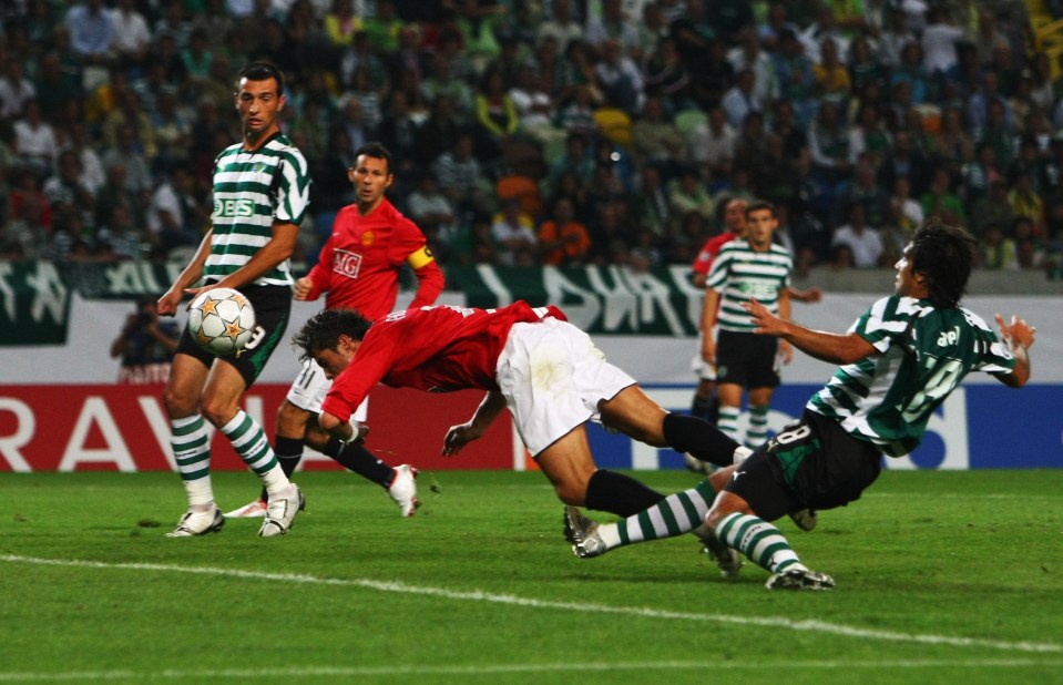 LISBON, PORTUGAL - SEPTEMBER 19: Cristiano Ronaldo of Manchester United scores during the UEFA Champions League Group F match between Sporting Lisbon and Manchester United at the Alvalade stadium on September 19, 2007 in Lisbon, England. (Photo by Clive Rose/Getty Images)