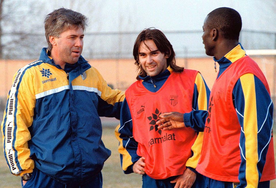 LON98:SPORT-SOCCER-ANCELOTTI:LONDON,11JAN98 - FILE PHOTO 28JAN97 - Juventus' honourary president Umberto Agnelli said Jauary 10 that he expected Parma coach Carlo Ancelotti to take over as coach of the Turin giants next season. Ancelotti has been tipped to take over the stewardship of the club since last month when current Juventus coach Marcello Lippi announced he would leave at the end of the season. Ancelotti (L) is seen talking to Parma's Reynald Pedros (C) and Lilian Thuram during a training session in this January 28 1997 file photo. km/str REUTERS