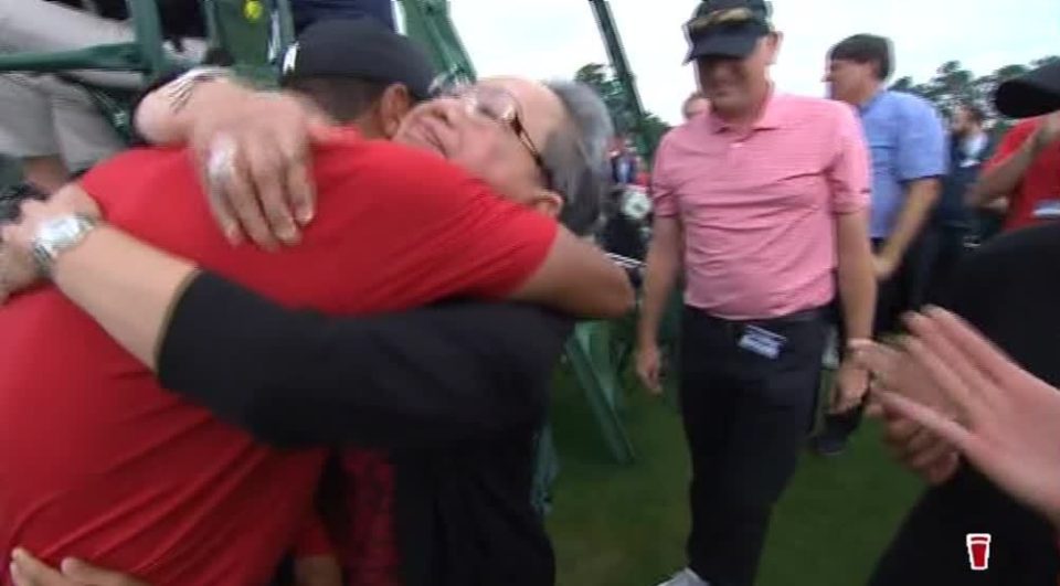  Mum Kultida hugs Tiger after he claims his 15th major