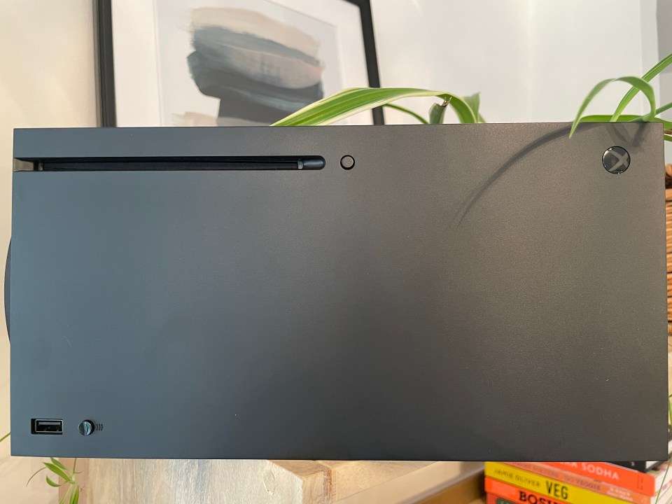 There's a disc tray and a USB port on the front, but not much else