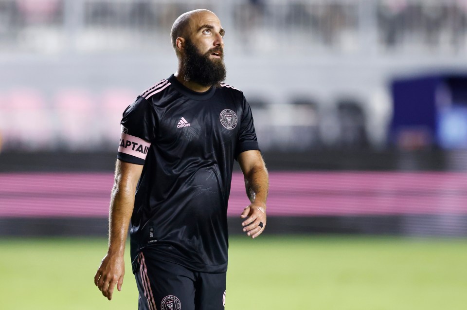 Gonzalo Higuain shows off his frustration