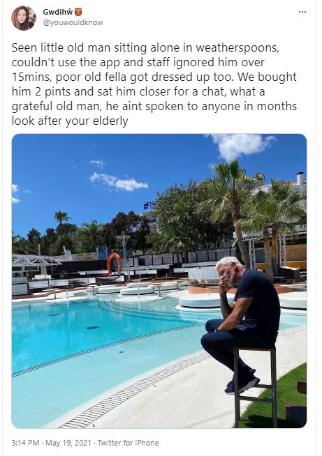 The picture showed Wayne sitting on his own at O Beach