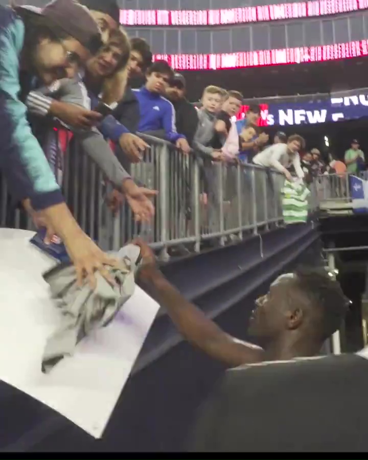 Victor Wanyama hilariously swapped his shirt with a fan for a pack of spaghetti