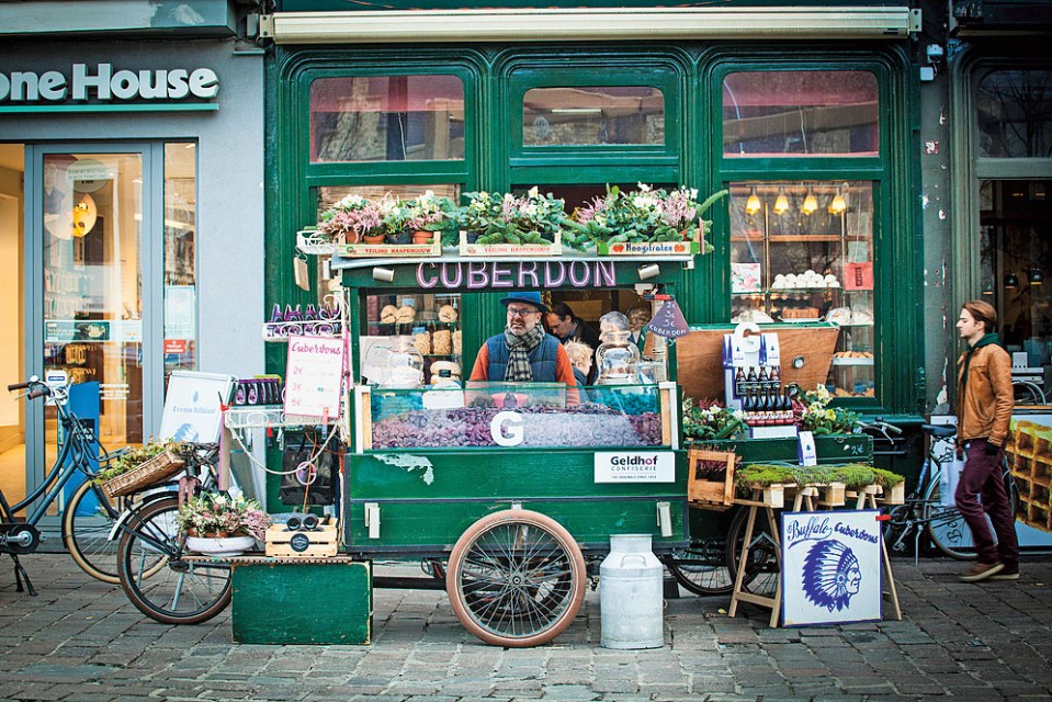 HMJ4XF Cuberdons stall in Groentenmarkt, typical sweet from Ghent, Belgium