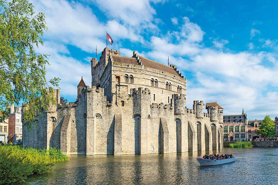 Belgum, Vlaanderen (Flanders), Ghent (Gent). Het Gravensteen castle on the Leie River.