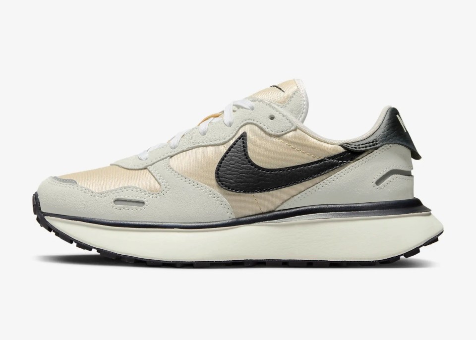 Nike Phoenix Waffle black friday