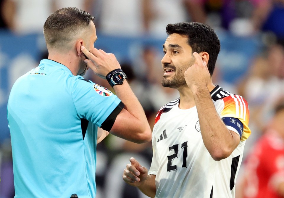 Michael Oliver explains his decision to Ilkay Gundogan