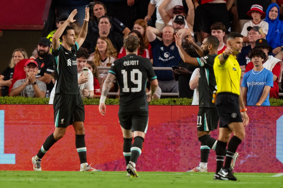 Liverpool hammered Man Utd 3-0
