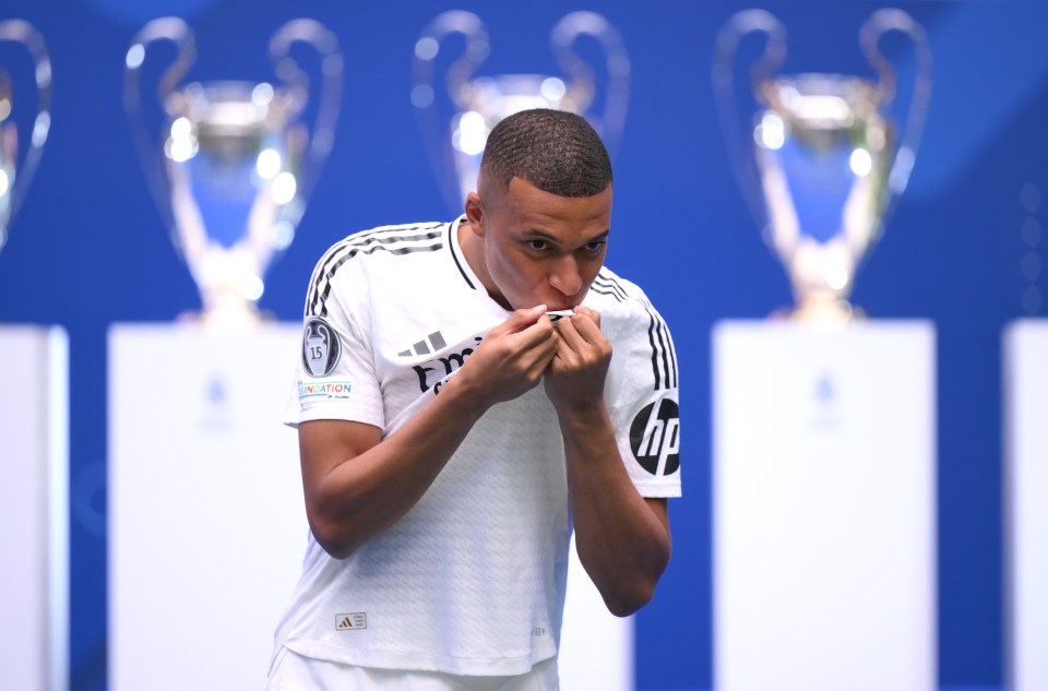 a soccer player with the number 15 on his shirt
