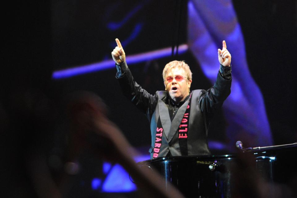 a man wearing a shirt that says elton on it