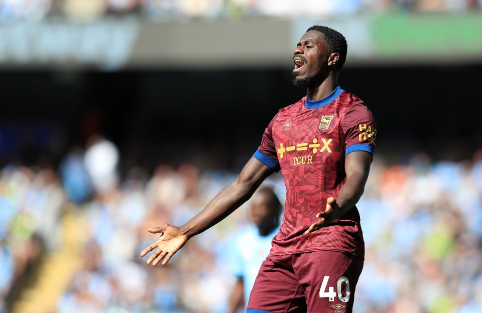 a soccer player with the number 40 on his jersey
