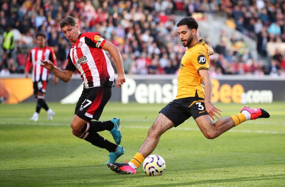 BRENTFORD, ENGLAND - OCTOBER 05: Rayan Ait-Nouri of Wolverhampton Wanderers scores his team's third goal whilst under pressure from Vitaly Janelt of Brentford during the Premier League match between Brentford FC and Wolverhampton Wanderers FC at Brentford Community Stadium on October 05, 2024 in Brentford, England. (Photo by Jack Thomas - WWFC/Wolves via Getty Images)