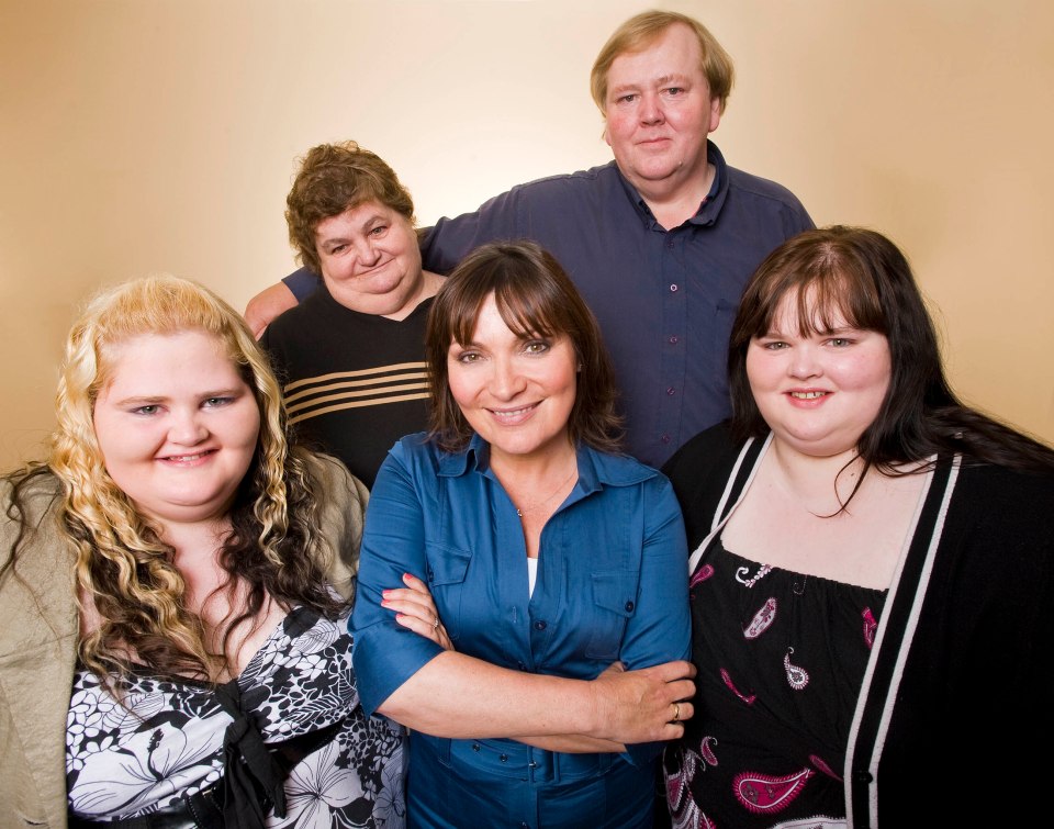 Loraine Kelly's Big fat challenge<br />
Loraine Kelly (Centre) with the Chawner family. Audley Chawner (mother) Phil Chawner (Father) Emma Chawner (front Right) Sam Chawner (front Left)<br />
©AETNUK & BSKYB / Daisybeck Productions