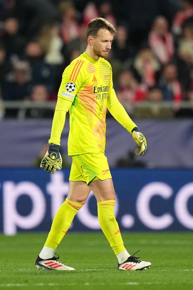 Arsenal's goalkeeper Neto walking on the field.