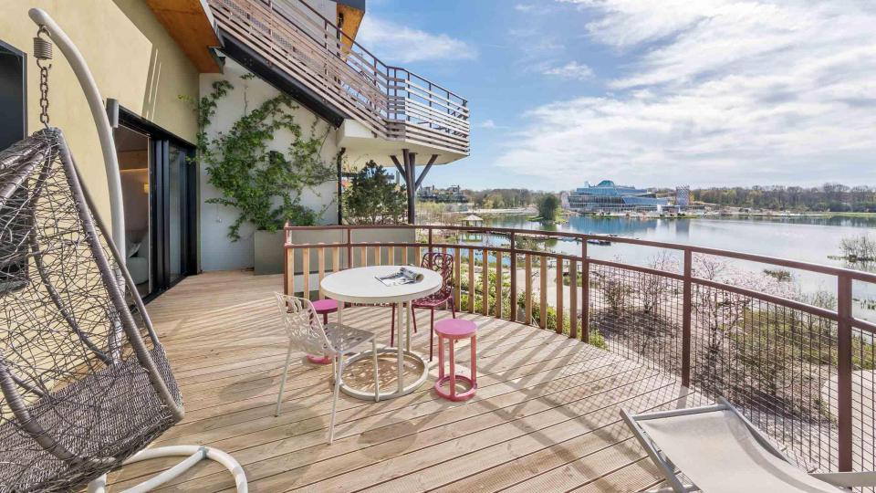 Balcony overlooking a lake at Villages Nature Paris.