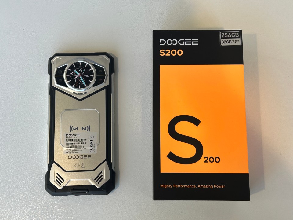 Doogee S200 phone and box.