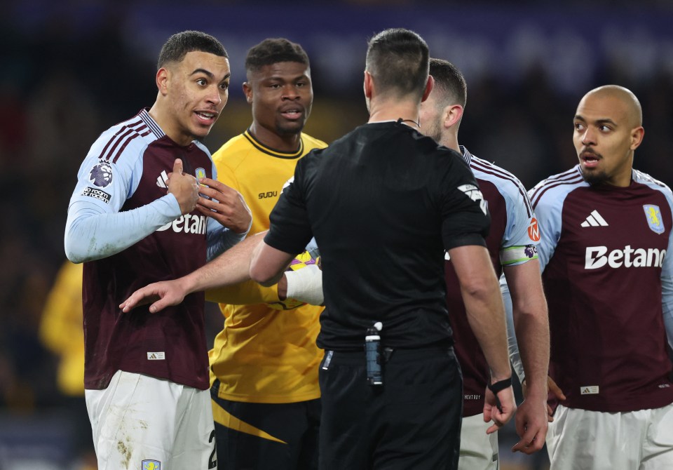 Soccer Football - Premier League - Wolverhampton Wanderers v Aston Villa - Molineux Stadium, Wolverhampton, Britain - February 1, 2025 Referee Andrew Madley talks to Aston Villa's Morgan Rogers REUTERS/David Klein EDITORIAL USE ONLY. NO USE WITH UNAUTHORIZED AUDIO, VIDEO, DATA, FIXTURE LISTS, CLUB/LEAGUE LOGOS OR 'LIVE' SERVICES. ONLINE IN-MATCH USE LIMITED TO 120 IMAGES, NO VIDEO EMULATION. NO USE IN BETTING, GAMES OR SINGLE CLUB/LEAGUE/PLAYER PUBLICATIONS. PLEASE CONTACT YOUR ACCOUNT REPRESENTATIVE FOR FURTHER DETAILS..