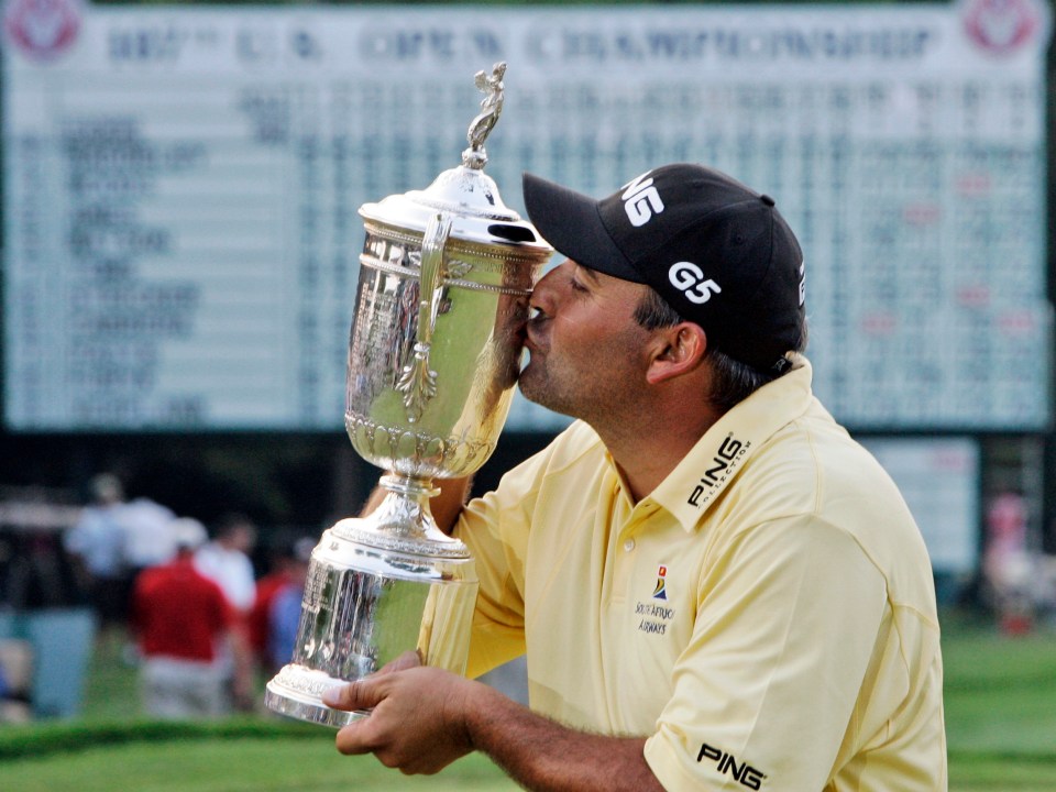 Angel Cabrera kissing the U.S. Open trophy.