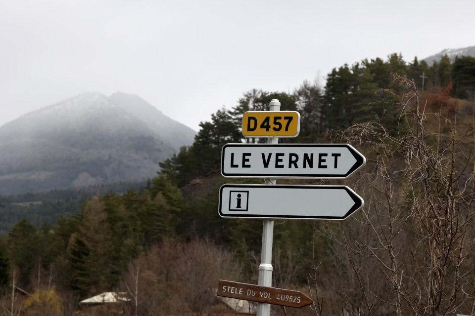 Road sign for Le Vernet, D457, and information.