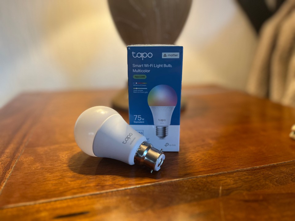 Tapo smart Wi-Fi multicolor light bulb with box.