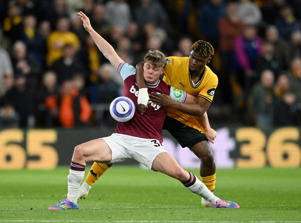 West Ham United's Evan Ferguson vying for the ball with a Wolverhampton Wanderers player.