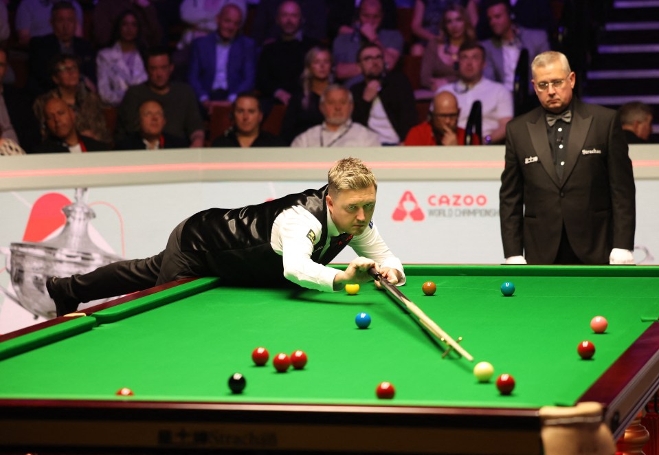 Kyren Wilson playing snooker.