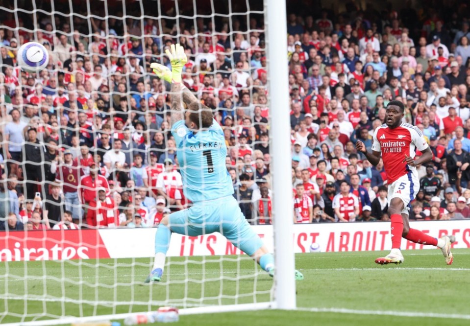epa12027629 Thomas Partey of Arsenal (R) scores his teams first goal past Mark Flekken of Brentford (L) during the English Premier League soccer match between Arsenal FC and Brentford FC, in London, Britain, 12 April 2025. EPA/NEIL HALL EDITORIAL USE ONLY. No use with unauthorized audio, video, data, fixture lists, club/league logos, 'live' services or NFTs. Online in-match use limited to 120 images, no video emulation. No use in betting, games or single club/league/player publications.