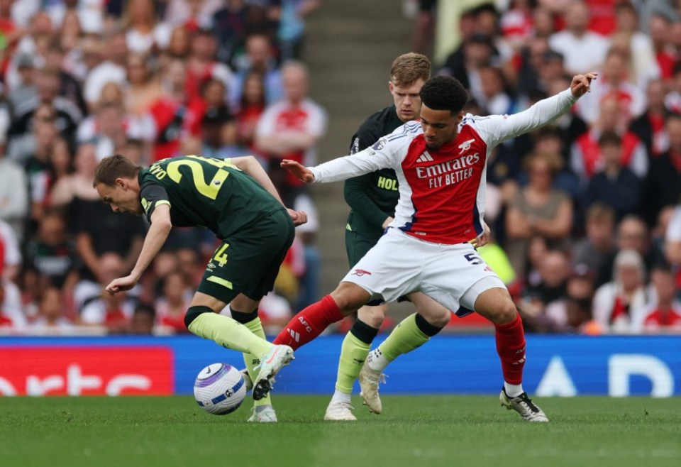 Soccer Football - Premier League - Arsenal v Brentford - Emirates Stadium, London, Britain - April 12, 2025 Arsenal's Ethan Nwaneri in action with Brentford's Mikkel Damsgaard and Brentford's Keane Lewis-Potter Action Images via Reuters/Paul Childs EDITORIAL USE ONLY. NO USE WITH UNAUTHORIZED AUDIO, VIDEO, DATA, FIXTURE LISTS, CLUB/LEAGUE LOGOS OR 'LIVE' SERVICES. ONLINE IN-MATCH USE LIMITED TO 120 IMAGES, NO VIDEO EMULATION. NO USE IN BETTING, GAMES OR SINGLE CLUB/LEAGUE/PLAYER PUBLICATIONS. PLEASE CONTACT YOUR ACCOUNT REPRESENTATIVE FOR FURTHER DETAILS..