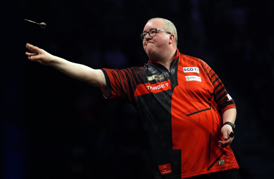 Stephen Bunting throwing a dart.