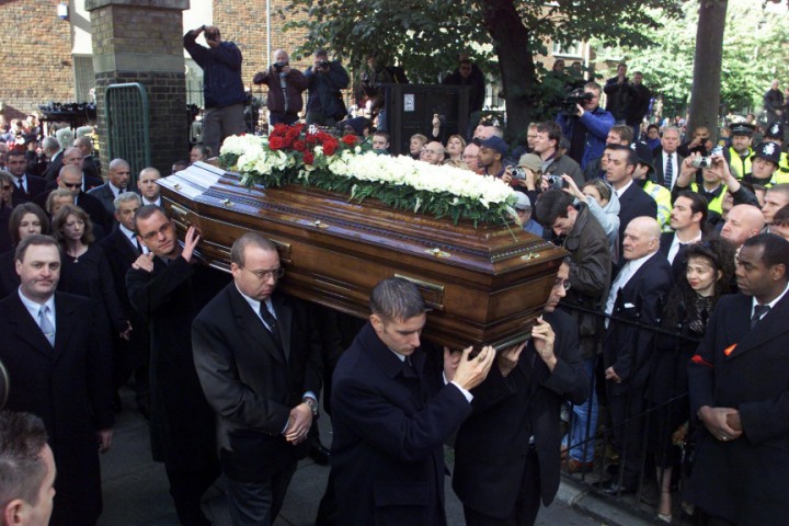 FUNERAL OF REGGIE KRAY IN BETHNAL GREEN. THE COFFIN ARRIVES AT THE CHURCH. PIC FRANK BARRETT.