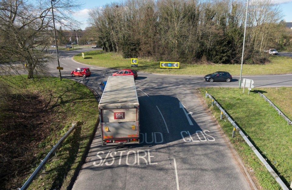 FW5Y42 The A419 road on the outskirts of Cirencester, Gloucestershire, UK