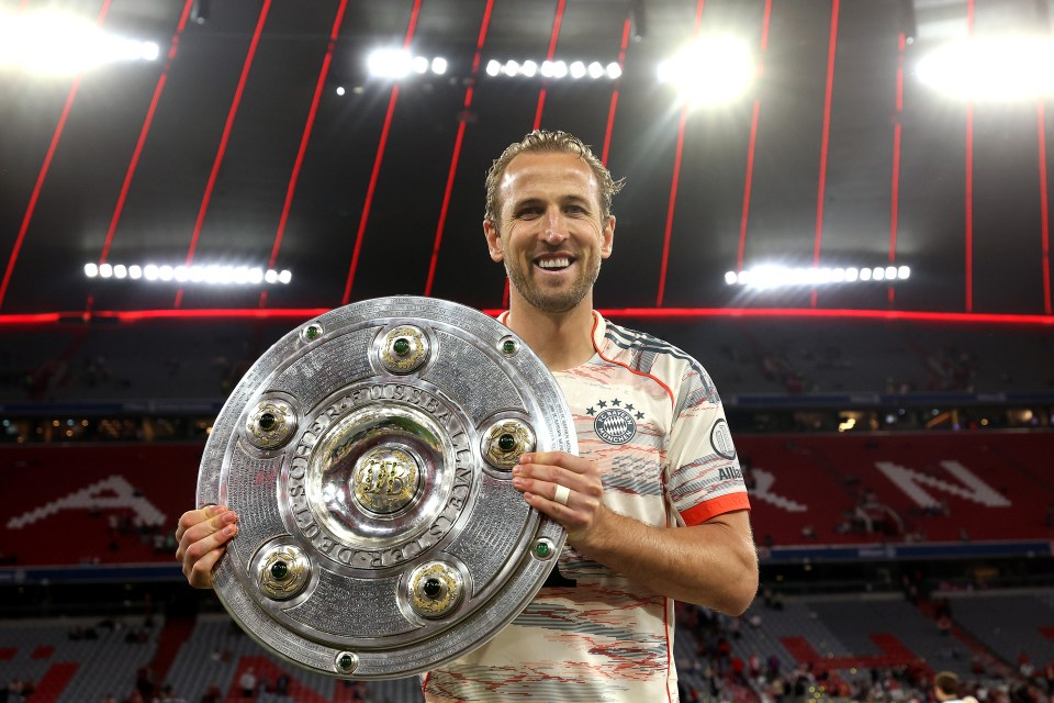 Harry Kane holding the Meisterschale trophy.