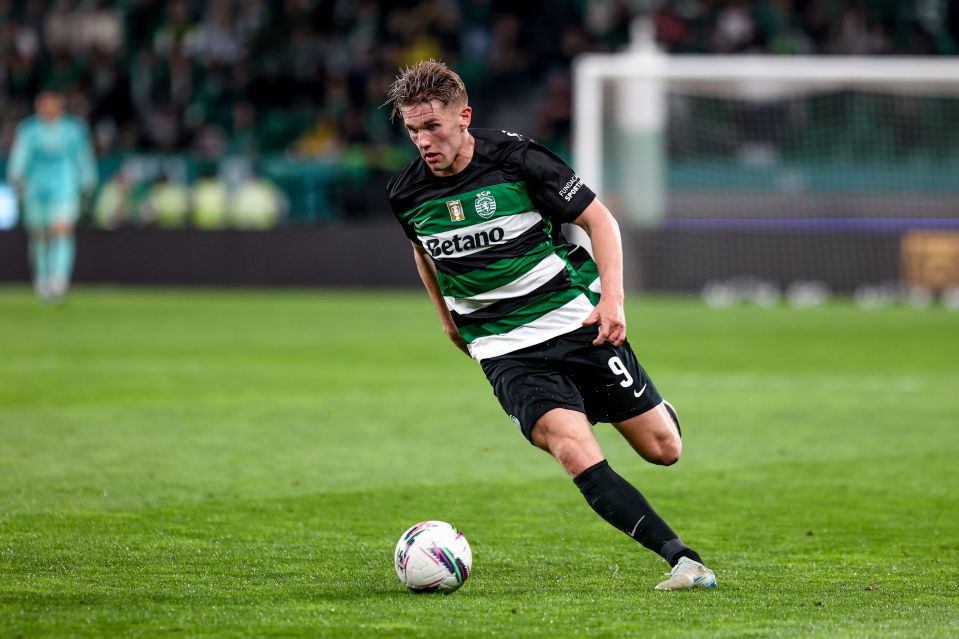 Viktor Gyokeres, Sporting CP forward, playing soccer.